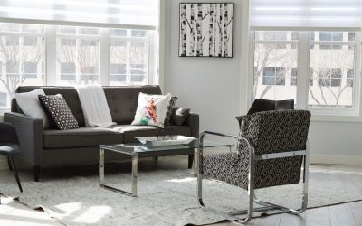 Maison avec des rideaux et stores.