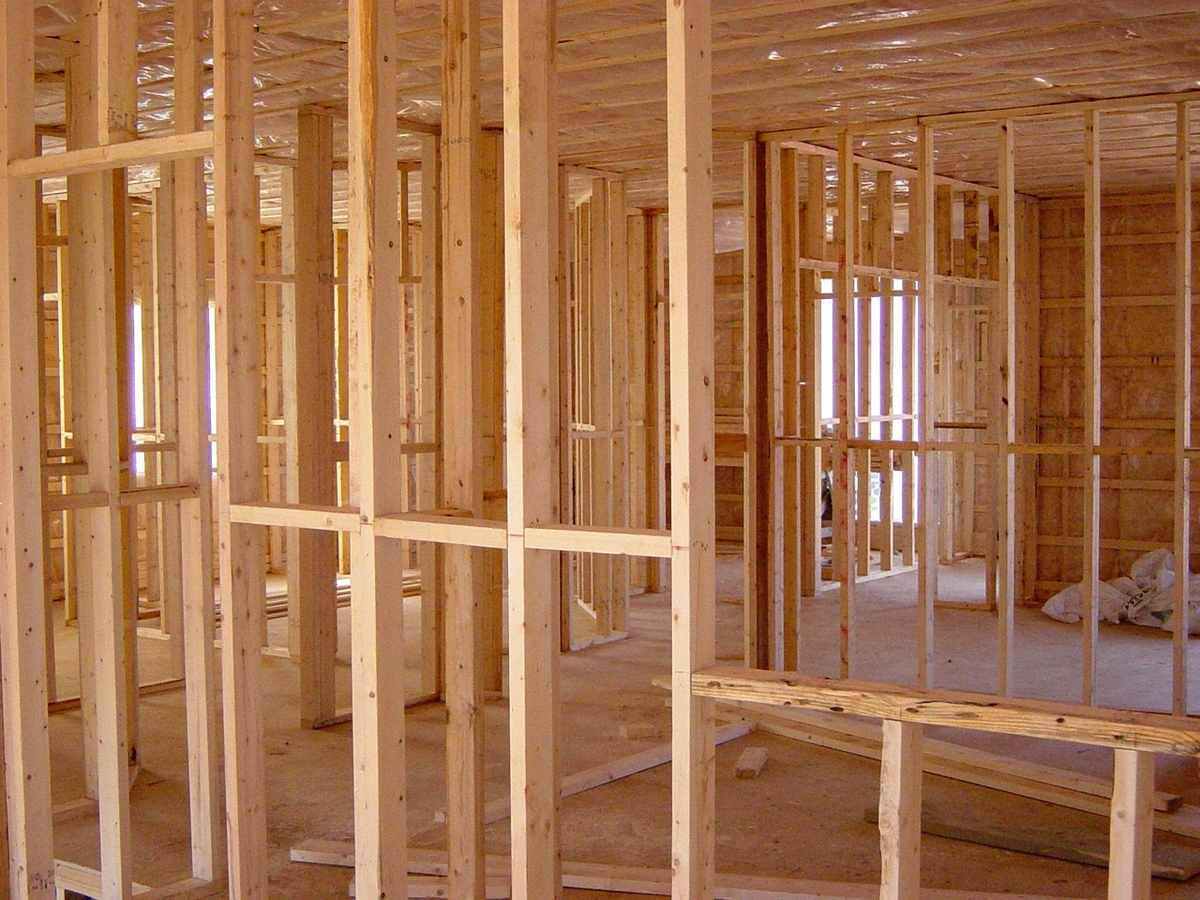 Intérieur en construction montrant la structure en bois d'une maison en rénovation Intérieur en construction montrant la structure en bois d'une maison en rénovation