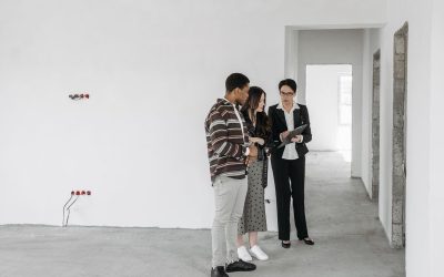 Groupe de trois individus en conversation dans un espace de construction