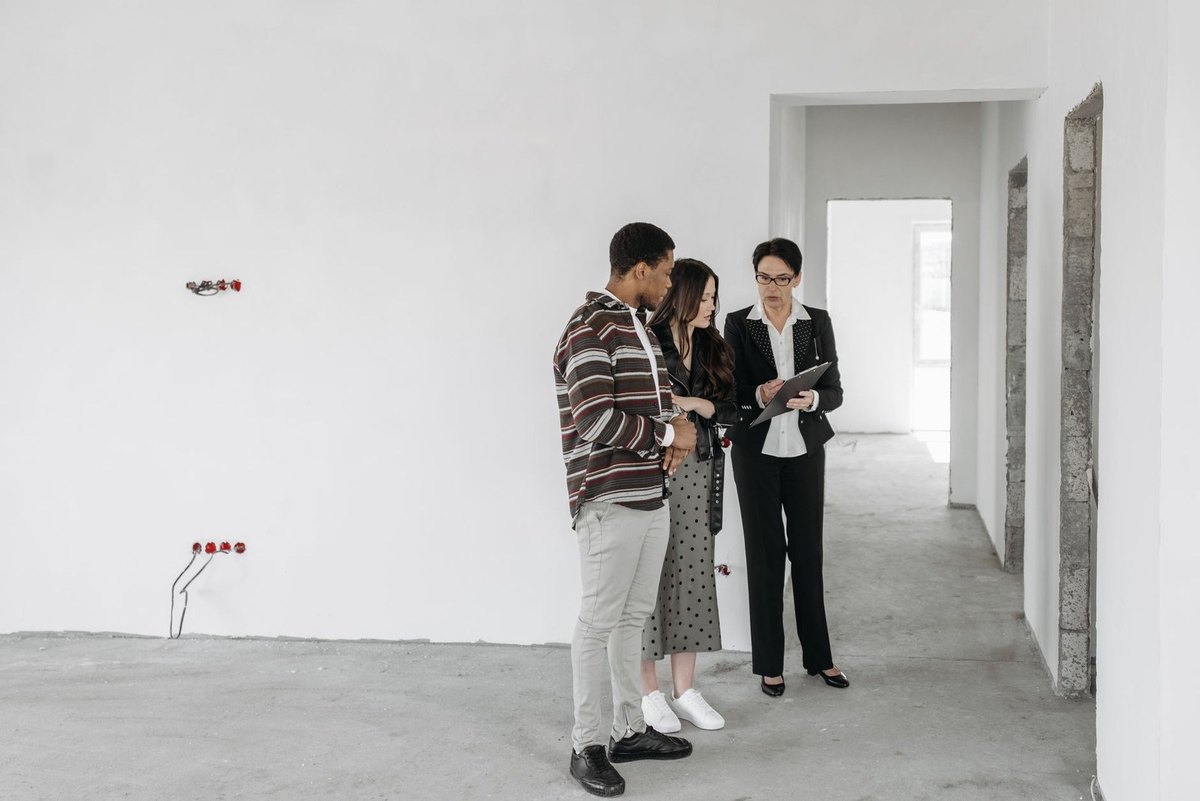 Groupe de trois individus en conversation dans un espace de construction