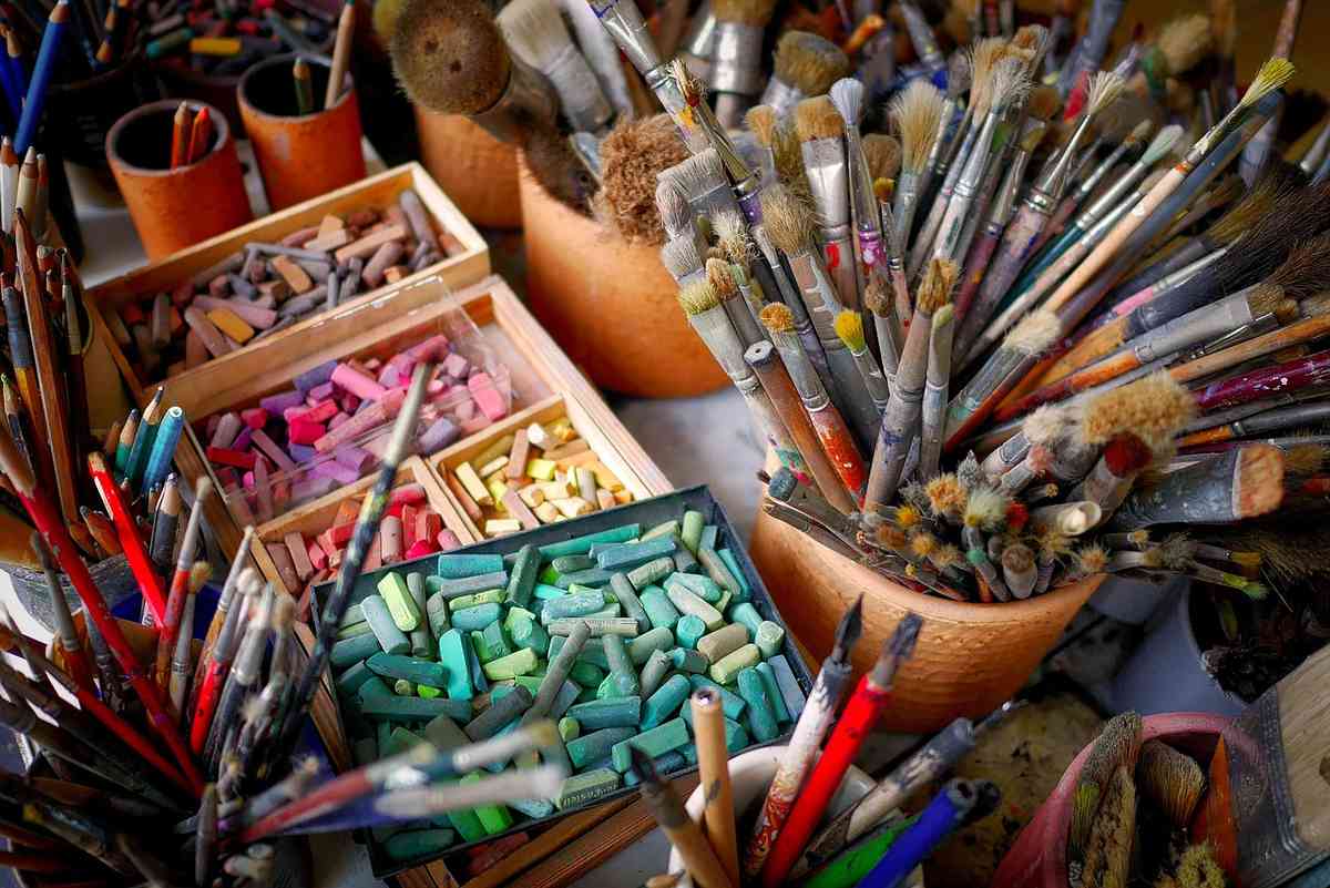 Un meuble en bois poncé prêt à recevoir sa peinture Un meuble en bois poncé prêt à recevoir sa peinture