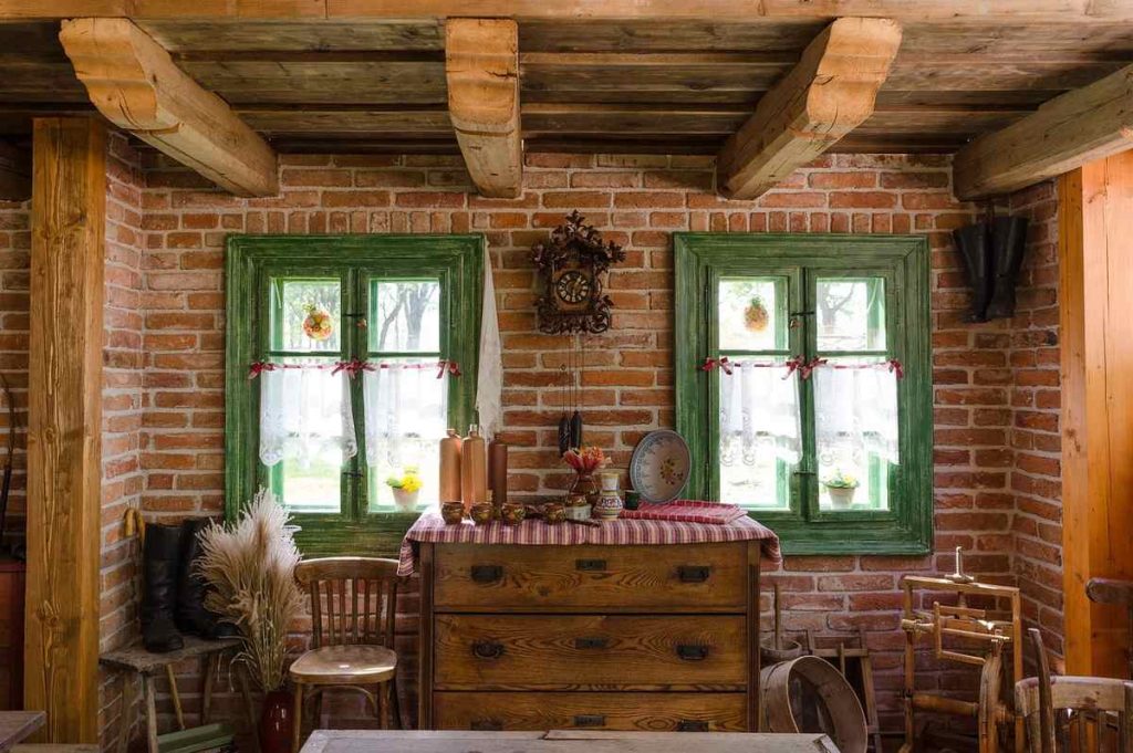 Jusqu'où poncer un meuble ancien avant de le repeindre