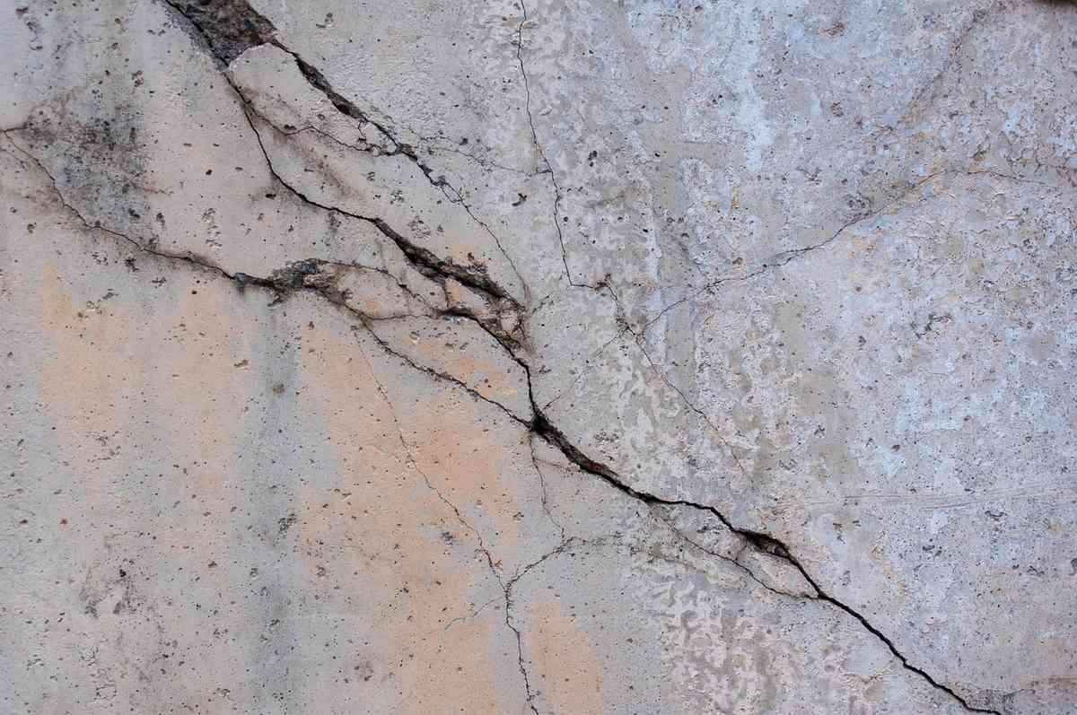 Terrasse en béton fissurée : les causes et les seuils d'alerte Terrasse en béton fissurée : les causes et les seuils d'alerte